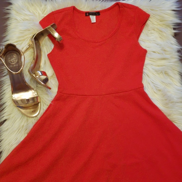 RED DRESS - Picture 2 of 4